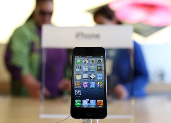 Hotly Anticipated iPhone 5 Goes In Sale In Stores